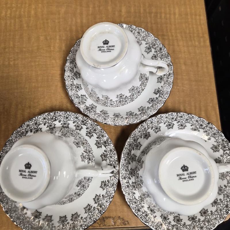 bin2 DK Vintage 1970's Royal Albert England "25th Anniversary" Bone China Tea set