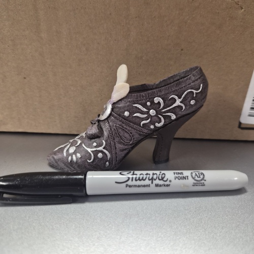 binS DK 1999 "Just The Right Shoe" "Bordeaux" miniature  Shoe *wrapped*