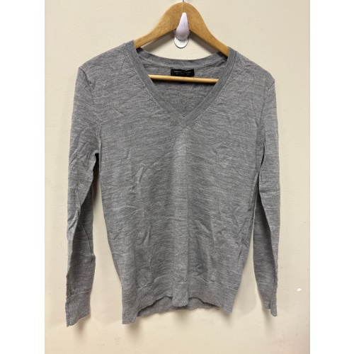 Bin30 DK Banana republic women’s small merino wool grey top