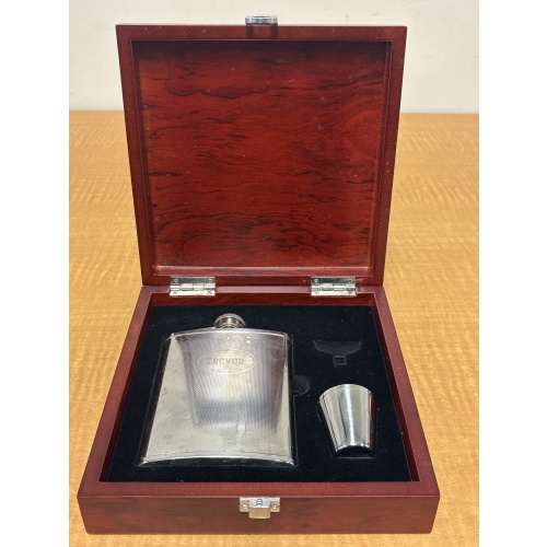 Bin19 ts Flask with shot glasses in box (small pour funnel missing)