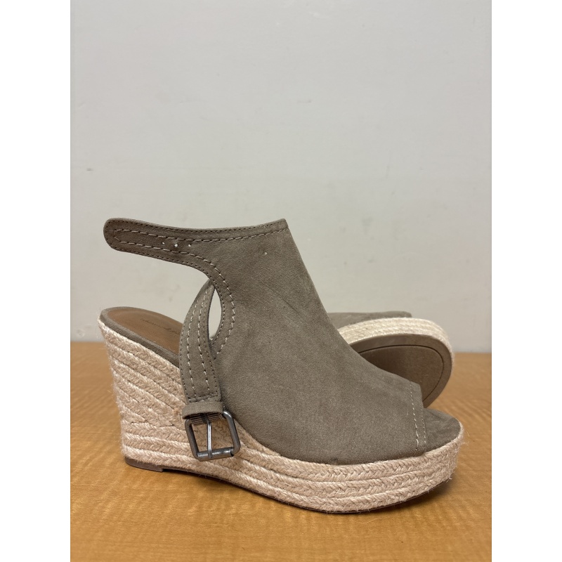 Bin56 ts Universal Threads women’s 9 beige wedge sandals appear new