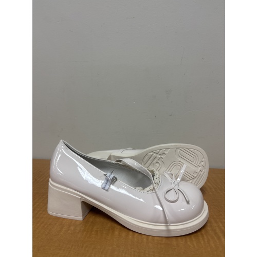 Bin16 ts women’s 9.5 cream coloured shoes new