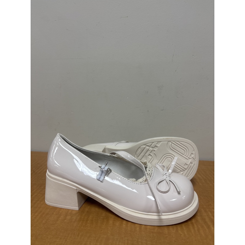 Bin16 ts women’s 9.5 cream coloured shoes new