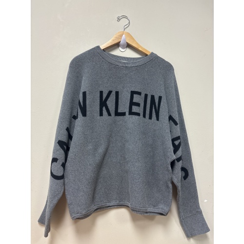 Bin16 ts Calvin Klein men’s medium grey sweater
