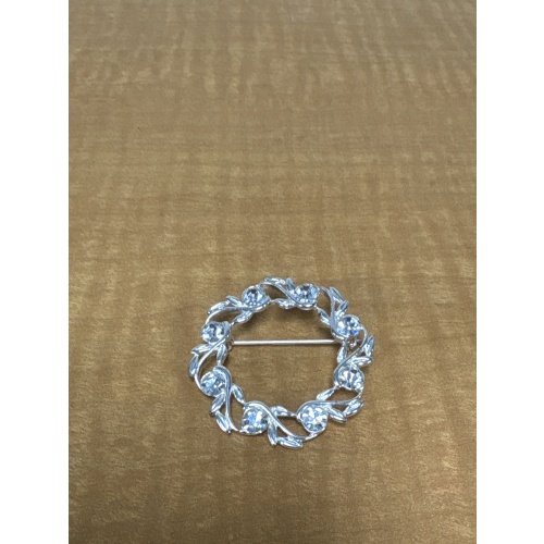 BinJ ts Silver coloured wreath pin
