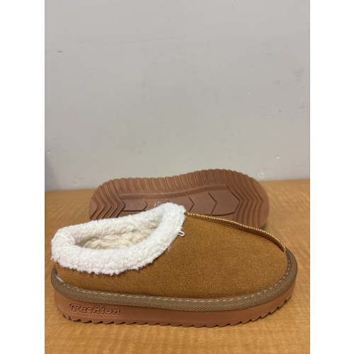 Bin24 ts youth Size 1 tan slippers new