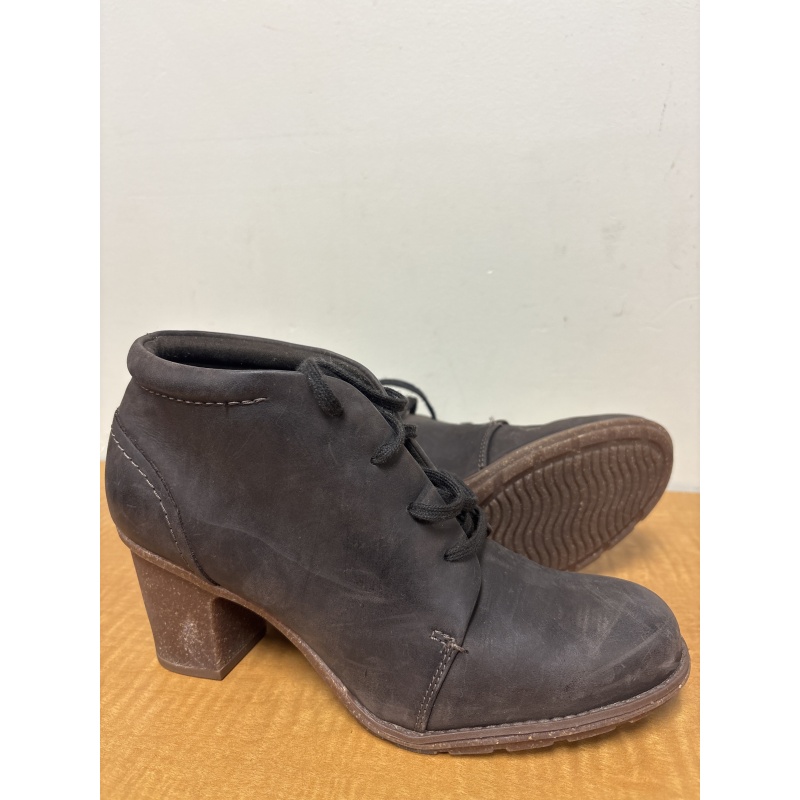 Bin82 DK Clarks women’s 9.5M brown boots