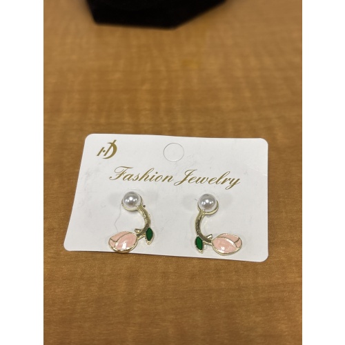 BinJ ts earrings with faux pearl and flower design