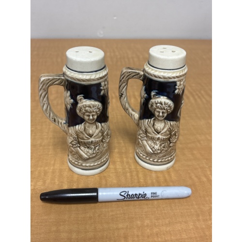 Bin51 ts Vintage stein salt and pepper shakers (wrapped in bag)