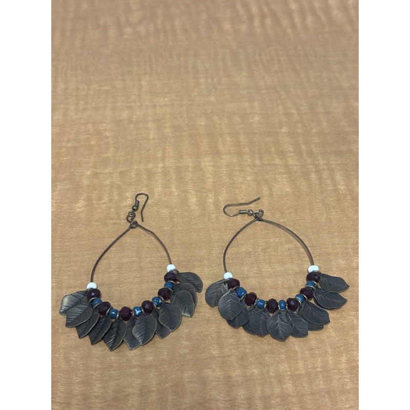 BinJ2 ts Earrings with beads and metal leaves