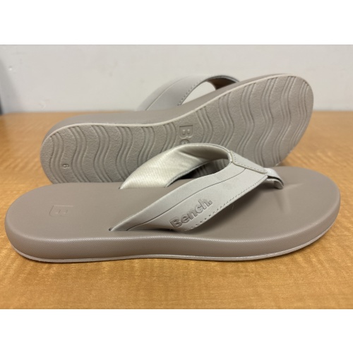 Bin93 ts Bench women’s 6 beige sandals appear new