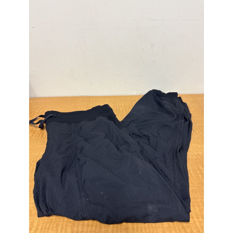 Bin88 ts Lululemon women’s 10 black pants (some marks in second picture)