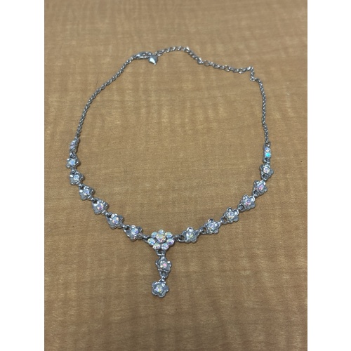 BinJ ts Sparkly flowery necklace